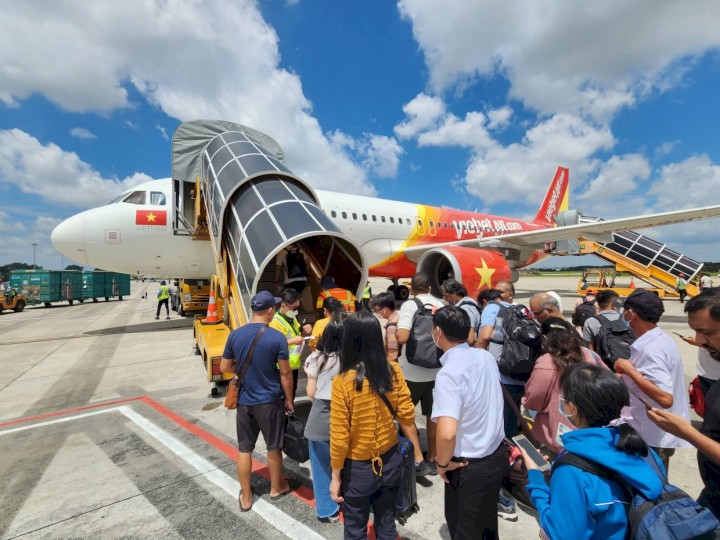 Đông đảo hành khách lựa chọn bay hãng Vietjet Air để tiết kiệm chi phí
